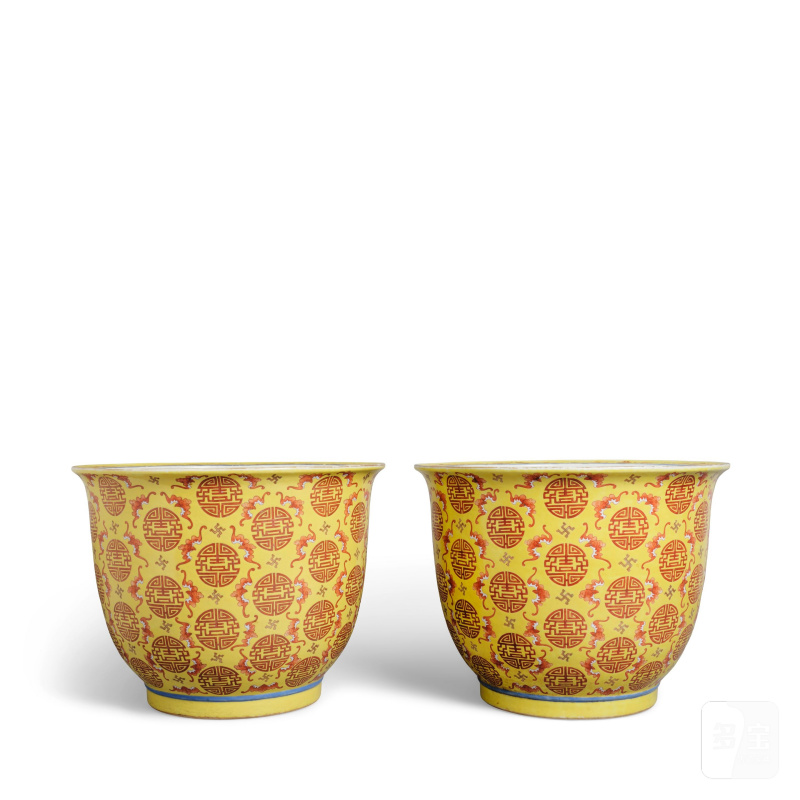 十九世紀 黃地礬紅彩福壽萬年紋花盆一對 | A PAIR OF YELLOW-GROUND IRON-RED 'BAT AND SHOU' JARDINÈRES